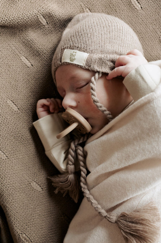 Mütze mit Schleife aus Merinowolle Newborn Clay